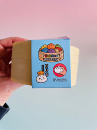 🥟✨ Squishy Slow Rising Foam Dumpling in Steamer Basket – 8.5cm Sensory Squishy Toy ✨🥟