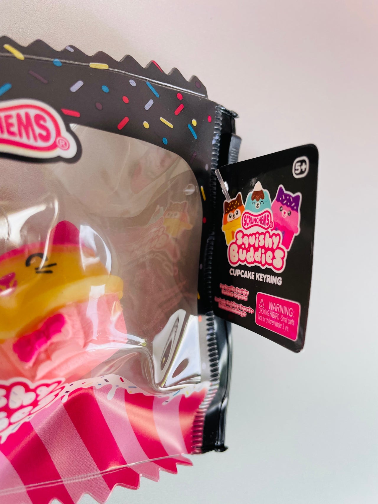 🍓🐱 Scrunchems Squishy Buddies Cupcake Keyring (Assorted)